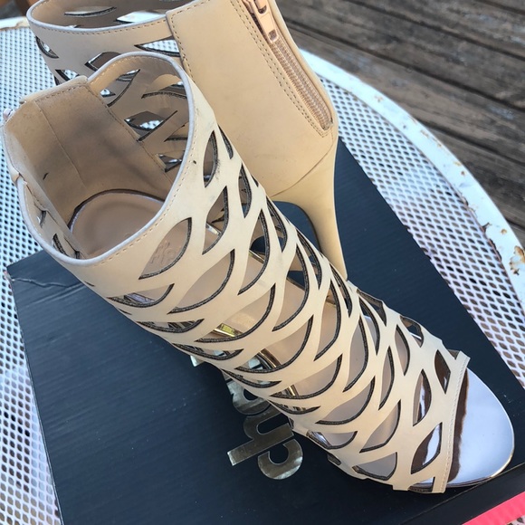 Metallic-Trim Laser Cut Dress Sandals - Picture 2 of 6